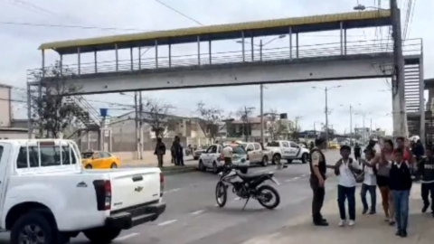 Policía toma procedimiento en la vía a la parroquia Puerto Bolívar, donde una cabeza humana pretendía ser colgada en el puente peatonal este 8 de octubre de 2024.