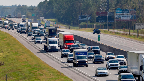 Antes de la llegada del huracán Milton, un gran flujo de tráfico se desplaza desde Florida por la carretera interestatal 75, en Estados Unidos.