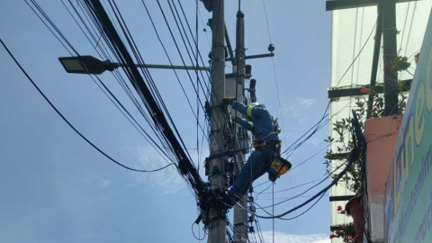 Un trabajador de la Empresa Eléctrica Quito (EEQ) realiza trabajos de mantenimiento en el sector de La Florida, en el norte de Quito, el 4 de octubre de 2024.