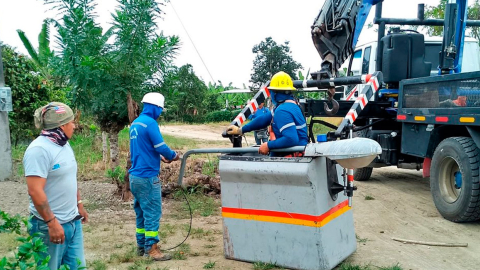 Personal de CNEL realiza trabajos de reparación de luminarias.