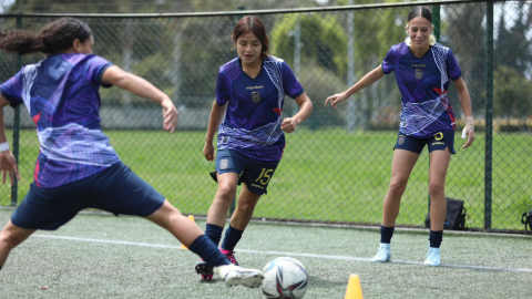 Jugadoras de la selección ecuatoriana de fútbol Sub 17 en un entrenamiento en Bogotá, el 7 de octubre de 2024.