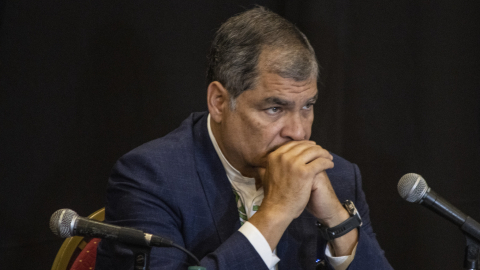 El expresidente Rafael Correa durante la presentación del libro Economía como ideología disfrazada de ciencia, el 18 de octubre de 2022, en la Universidad de Quilmes, en Argentina.