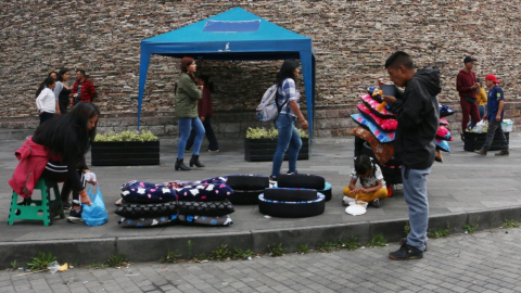 Comercio informal en la av. Amazonas, en Quito.