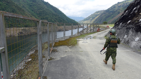 Militares custodian la hidroeléctrica de Mazar, entre Azuay y Cañar, en Ecuador, el 17 de septiembre de 2024.