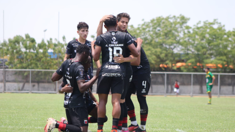 Jugadores de Deportivo Quito, durante un partido de la Segunda Categoría, el 6 de octubre de 2024.