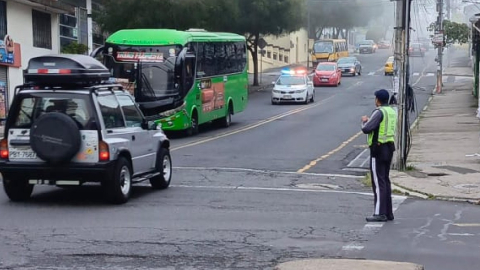 Agente de la AMT dirige el tránsito de Quito.