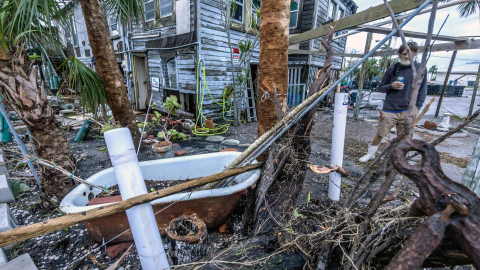 Un hombre mira escombros tras el paso del huracán Milton, que arrasó la localidad de Bradenton, Florida, el 10 de octubre de 2024.