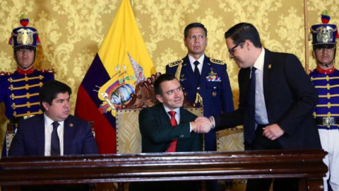 El presidente de la República, Daniel Noboa, da la mano a José Luis Neira, tras asumir la Delegación Permanente del Presidente ante el Directorio de la Arconel, octubre de 2024.