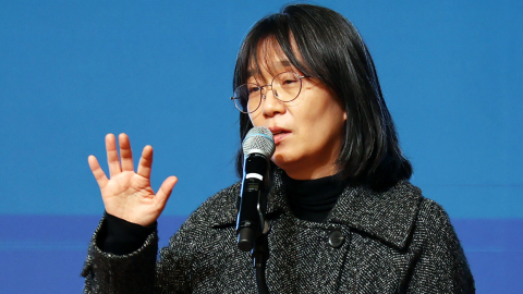 La autora surcoreana Han Kang pronuncia un discurso en una conferencia en Gwangju.