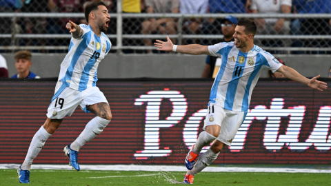 Nicolás Otamendi y Giovani Lo Celso celebrando su gol ante Venezuela por Eliminatorias, 10 de octubre de 2024.