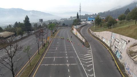 Agentes de tránsito de Quito realizan el cierre de la avenida Simón Bolívar, el 11 de octubre de 2024.