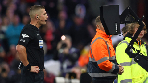 El árbitro Robert Jones revisar el VAR en un partido entre el Burnley's y el Nottingham Forest, el 18 de septiembre de 2023.