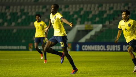 Juan Riquelme Angulo festeja uno de los goles que convirtió en el partido entre Ecuador y Brasil, por el Sudamericano Sub 15.