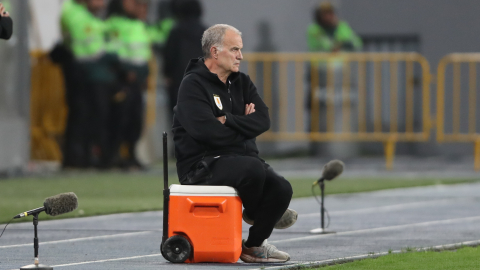 El entrenador de Uruguay, Marcelo Bielsa, mira el partido entre Perú y Uruguay, por las Eliminatorias al Mundial, el 12 de octubre de 2024.