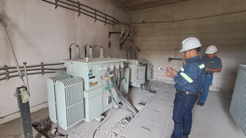 Empresa Eléctrica de Quito revisa los generadores eléctricos de emergencia de la empresa Pronaca, que está aportando al sistema eléctrico nacional. Foto del 4 de octubre de 2024.