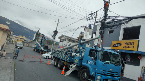 Trabajadores de la Empresa Eléctrica Quito realizan trabajos de mantenimiento, en el sector El Inca, el 4 de octubre de 2024. Imagen referencial.