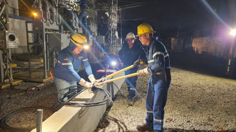 Trabajadores de CNEL realizan mantenimiento en subestaciones de Guayas, 19 de septiembre de 2024. Imagen referencial.