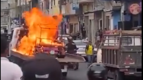 Momento en que la bomba molotov cae sobre la grúa de la ATM.