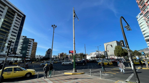 Peatones y carros en el cruce de dos avenidas en el norte de Quito. Imagen referencial.