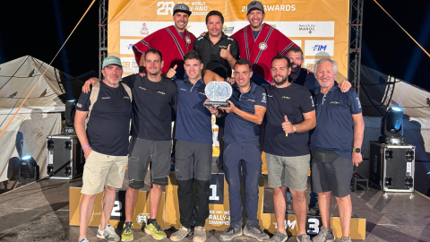 Sebastián Guayasamín en el podio con todo su equipo en el rally de Marruecos, 11 de octubre de 2024.