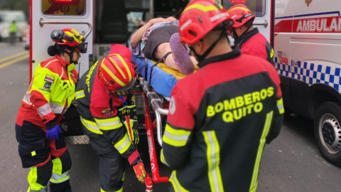 Un herido en Tambillo es atendido por los Bomberos de Quito, el 13 de octubre de 2024.