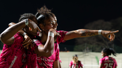 Nayely Bolaños festejando con sus compañeras su gol en la Libertadores femenina, 13 de octubre de 2024.