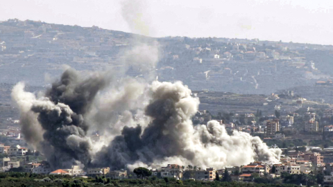 Una nube de humo emerge de un sector de la ciudad de Tyre, al sur de Líbano, tras un ataque israelí en la villa Deir Qanun el 14 de octubre de 2024