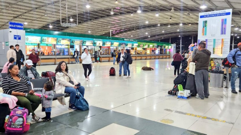 Personas en la terminal terrestre de Quito, el 11 de octubre de 2024.