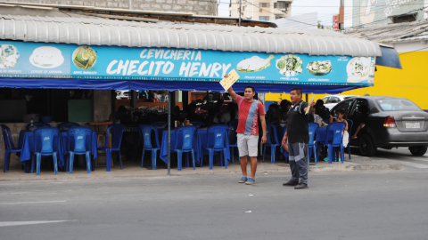 Locales vacíos durante el feriado en Santa Elena.