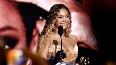 Beyoncé acepta Mejor Álbum de Música Dance/Electrónica por “Renaissance” en el escenario durante la 65ª edición de los Premios GRAMMY, 2023.