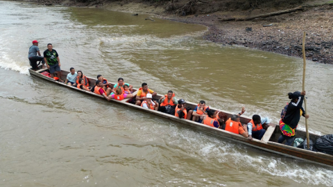 Migrantes en una embarcación rumbo al Centro de Recepción Temporal de Migrantes en Lajas Blancas, en la provincia selvática de Darién, en Panamá, el 26 de septiembre de 2024.