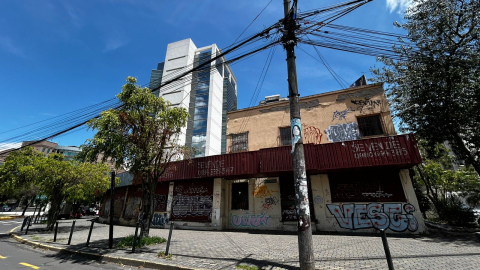 Terreno ubicado sobre la av. Amazonas y Orellana, devuelto al fideicomiso de los hermanos Isaías.