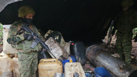 Militares destruyendo un laboratorio de droga, 1 de marzo de 2024.