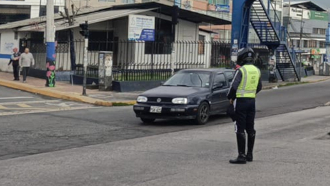 Un agente de tránsito en una calle de Quito, 11 de octubre de 2024.