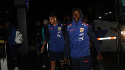 Piero Hincapié y Moisés Caicedo, seleccionados ecuatorianos, a su llegada a Montevideo, el lunes 14 de octubre de 2024.