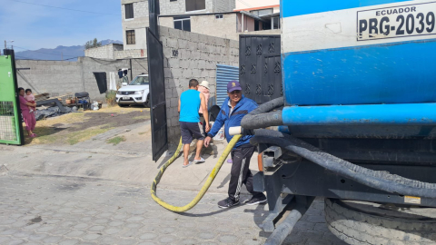 Un habitante de Calderón, en el norte de Quito, se abastece de agua, el 15 de septiembre de 2024.