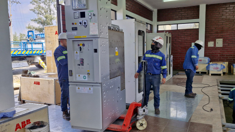 Trabajadores de la Empresa Eléctrica Quito realizan la instalación de un transformador en la Subestación Tababela, el 14 de octubre de 2024.