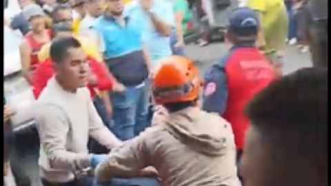 Captura de un video publicado en redes sociales en el que se presume se ve a un juez de Garantías Penales siendo trasladado por personal de emergencia en Naranjal.