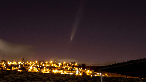 El paso del cometa C/2023 A3 Atlas Tsunchinshan, apodado como el "cometa del siglo", visto desde Quito el 14 de octubre de 2024