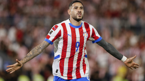 Antonio Sanabria de Paraguay celebra su gol este martes, en un partido de las Eliminatorias sudamericanas en Asunción.