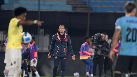 El entrenador de Ecuador, Sebastián Beccacece, dirigiendo ante Uruguay en la Fecha 10 de las Eliminatorias, el martes 15 de octubre de 2024.