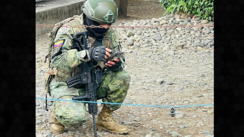 Un militar toma procedimiento ante la alerta de un explosivo en Quevedo, este 15 de octubre de 2024.