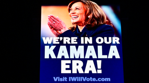 El Comité Nacional Demócrata muestra un cartel que celebra la 'Era Kamala' en Times Square tras el debate y el respaldo de Taylor Swift.