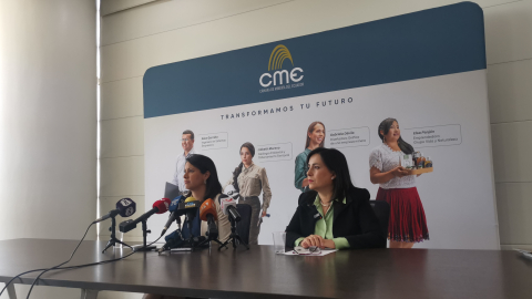 Carolina Orozco, presidenta de la Cámara de Minería de Ecuador, junto a María Eulalia Silva, directora del gremio, en rueda de prensa el 16 de octubre de 2024.