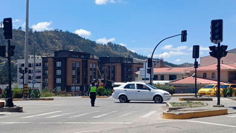 Agente de tránsito gestiona el tráfico en Cuenca durante los cortes de luz.