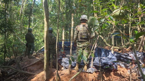 Equipo militar encontró una piscina artesana de gasolina en Sucumbíos, el 6 de octubre de 2024.