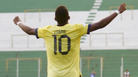 Justin Lerma, el 10 de la Tricolor Sub 15 y perteneiciente a Independiente del Valle, celebra en el partido del 16 de octubre en Bolivia.