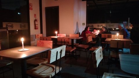 Un restaurante de Quito con velas, durante un corte de luz, el 23 de septiembre de 2024.