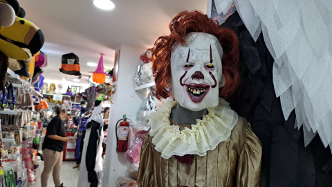 Un disfraz del payaso de la película IT se muestra en una tienda de disfraces en el centro-norte de Quito, para el Halloween de 2024.