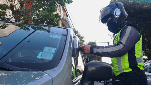 Un agente de tránsito realiza controles en las calles de Quito.